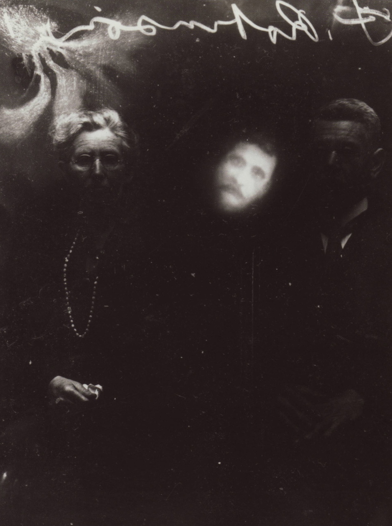Illustration for article titled Haunting Spirit Photography from the Age Before Photoshop